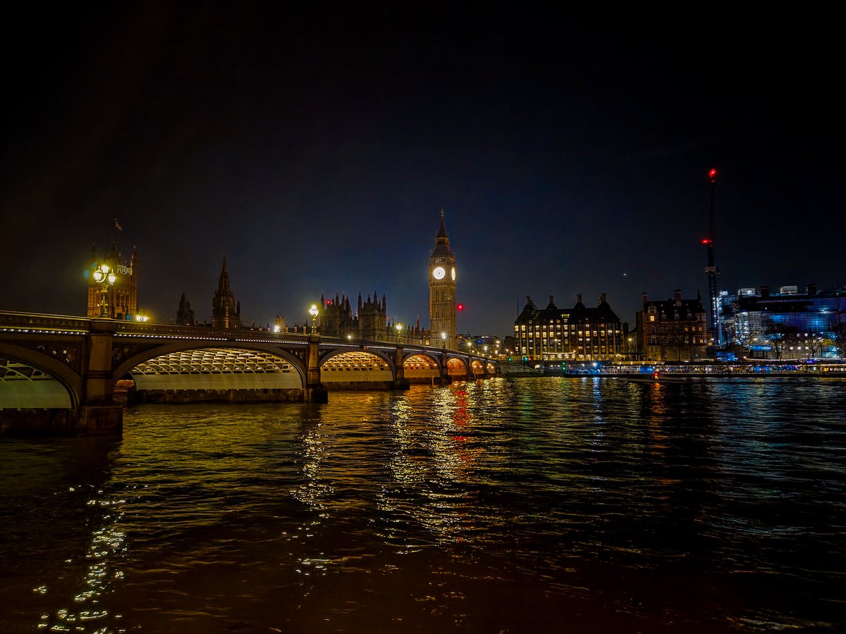 beckyround97's tweet photo. ~ London by night 🌃 https://t.co/OquCtCQ3Rx https://t.co/WgOGVqWzEh