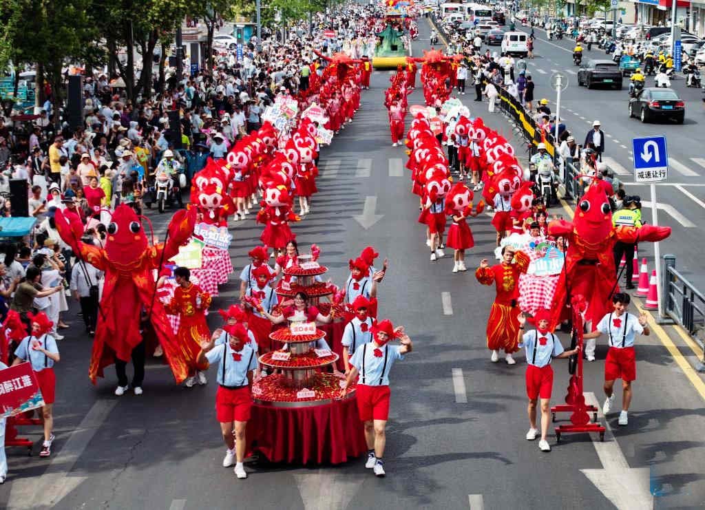 thandojo's tweet photo. #Crayfish-themed #parade held in Xuyi, #China's Jiangsu https://t.co/vMJooYJslF