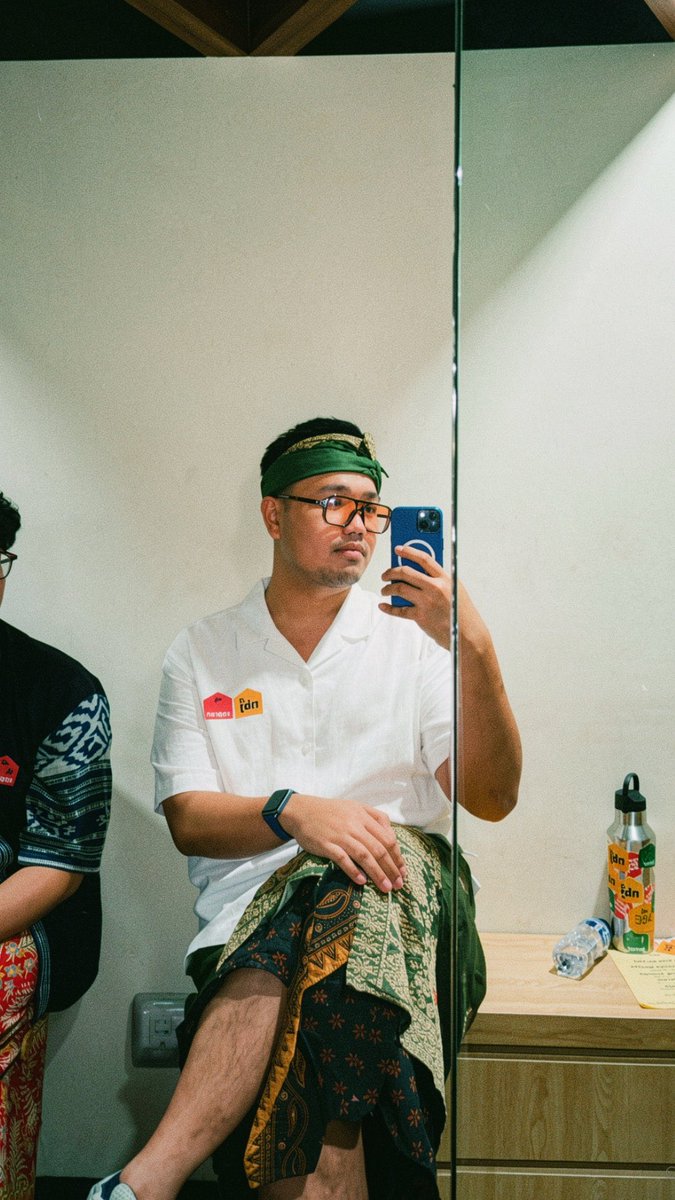 abebnsrlim's tweet photo. Drop foto kalian pake baju tradisional Indonesia yg cakep itu

That time aku cosplay jadi Bliblidotcom https://t.co/SNSKlV6JJf