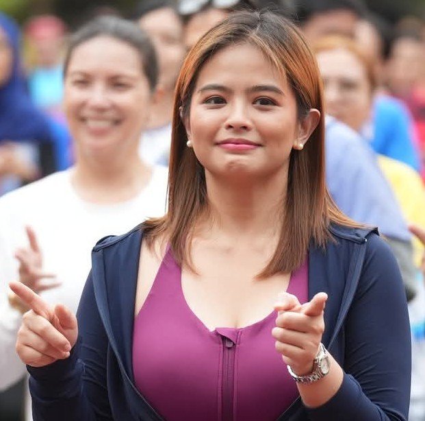 baonnivia's tweet photo. ang tugtog: "para lang sa'yo ang giling giling ko" https://t.co/cftHP4NrHY