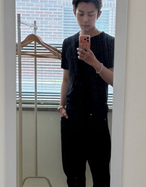 fazgalery's tweet photo. undang undang boycot all black outfit khusus ryul dan seonghyeon harus segera disahkan https://t.co/dFKT6fDgsY
