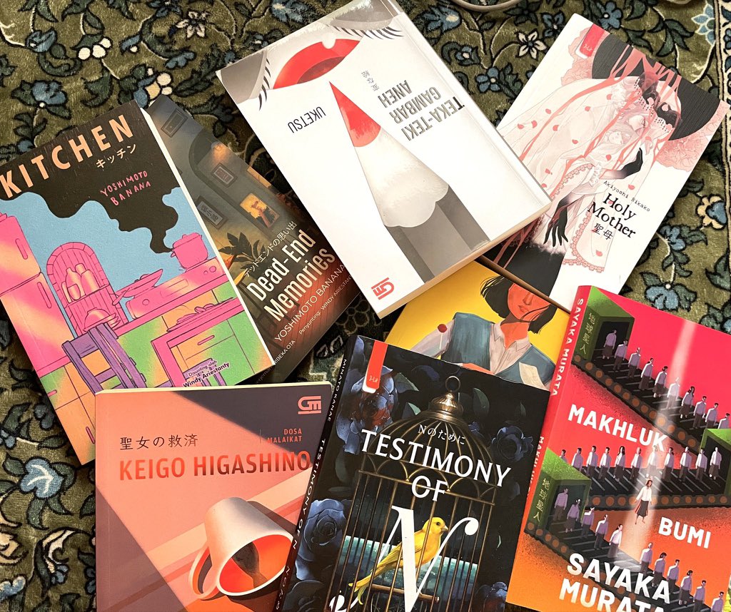bielbiey's tweet photo. TERIMA KASIH UNTUK PARA PENERJEMAH YANG SUDAH TERJEMAHIN BUKU KE BAHASA INDONESIA. AKU JADI BISA BACA BUKU YANG BAGUS-BAGUS♥️♥️♥️🥹🙏🏻 https://t.co/ruiZLtF0Kq