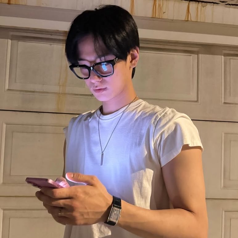 juyeonleepics's tweet photo. It’s really crazy how huge Juyeon's hands are like woww 🫠 https://t.co/8Z4py9XInI