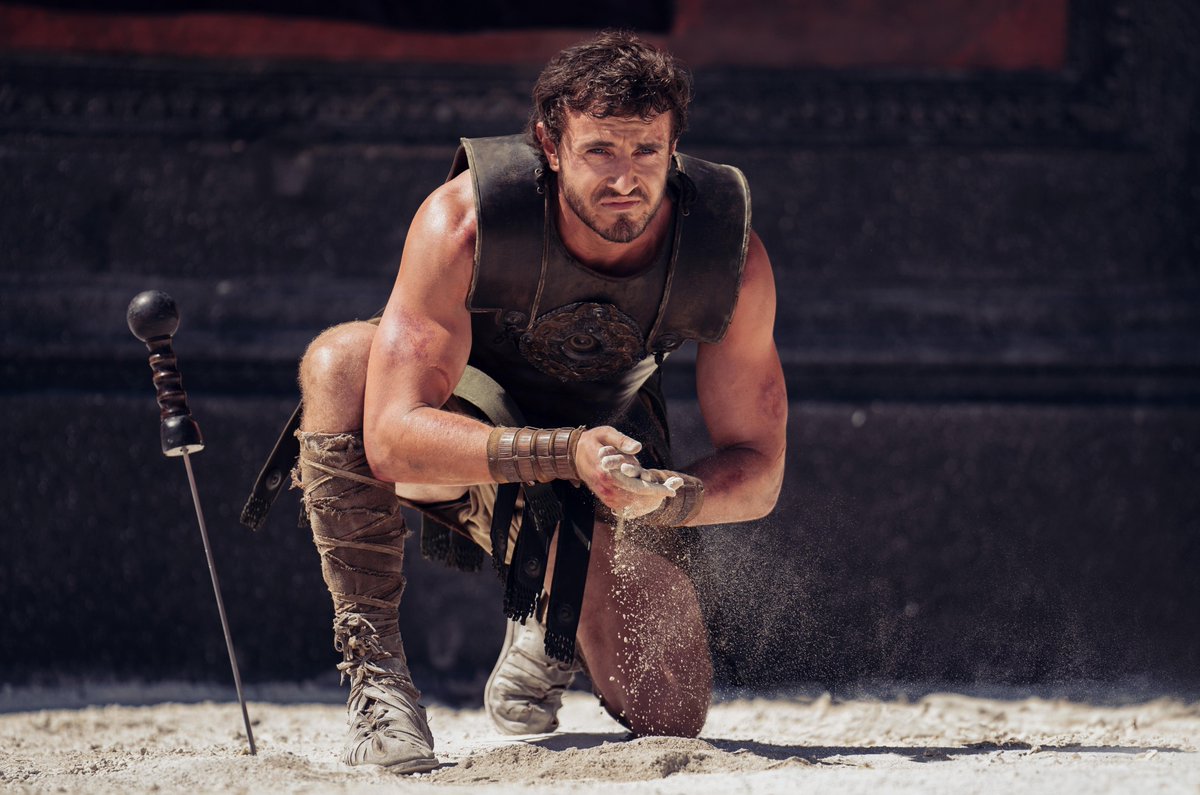 kameotr's tweet photo. Russell Crowe, "Gladiator" filminin başarılı olabilmesi için seks sahnelerine karşı çıktığını anlattı:

🔹 "İlk filmde sürekli karşı çıktım."

🔹 "Bu, eşinin ve çocuğunun ölümünün intikamını alan bir adamın hikayesiydi."

🔹 "Bu yolculukta durup biriyle seks yaptığı bir an olamazdı."

🔹 "Bunun hiçbir anlamı yoktu."

🔹 "Bu, karakterin yolculuğunu yok ederdi."

🔹 "Stüdyo benimle mücadele etti, bana mektuplar bile gönderdiler."

🔹 "Ama ben fikrimin arkasında durdum."

🔹 "Neyse ki Ridley Scott da o dönem benimle aynı fikirdeydi."

🔹 "Filmin ahlaki çekirdeği buydu."

🔹 "İkinci filmde bu ahlaki merkezi yok etmeleri çok ilginç."

🔹 "İlk filmin neden başarılı olduğunu anlamadılar."

🔹 "Başarısının sebebi, bir ahlaki çekirdeği olmasıydı."