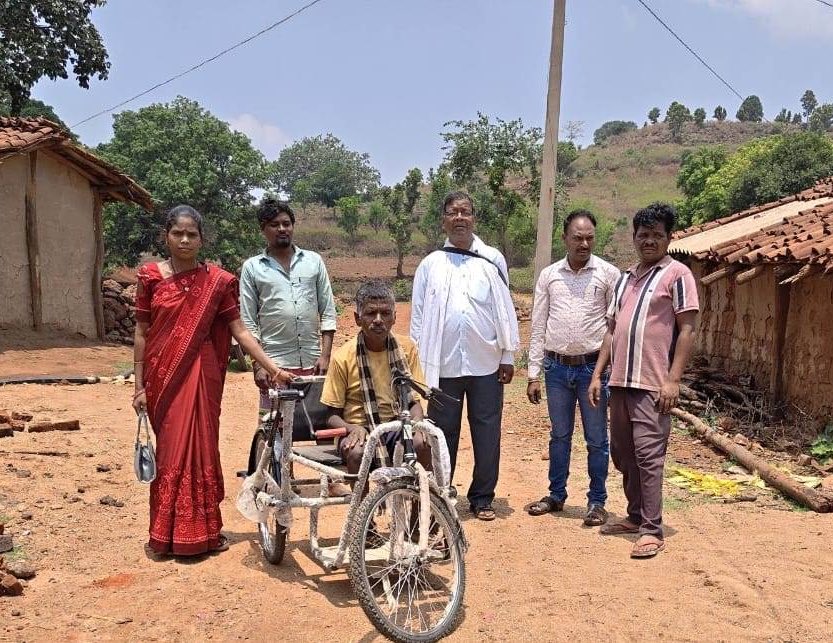 BalrampurDist's tweet photo. सुपढाका में आयोजित जनचौपाल के दौरान कलेक्टर श्रीमती चंदन त्रिपाठी ने दिव्यांग पहाड़ी कोरवा हितग्राही मंगरू राम की समस्या को संज्ञान में ल���ते हुए उन्हें तत्काल सहायता उपलब्ध कराने के निर्देश दिए। जिस पर समाज कल्याण विभाग द्वारा उन्हें ट्रायसाइकिल प्रदान की गई।
#Balrampur https://t.co/TvaNlpeVNY