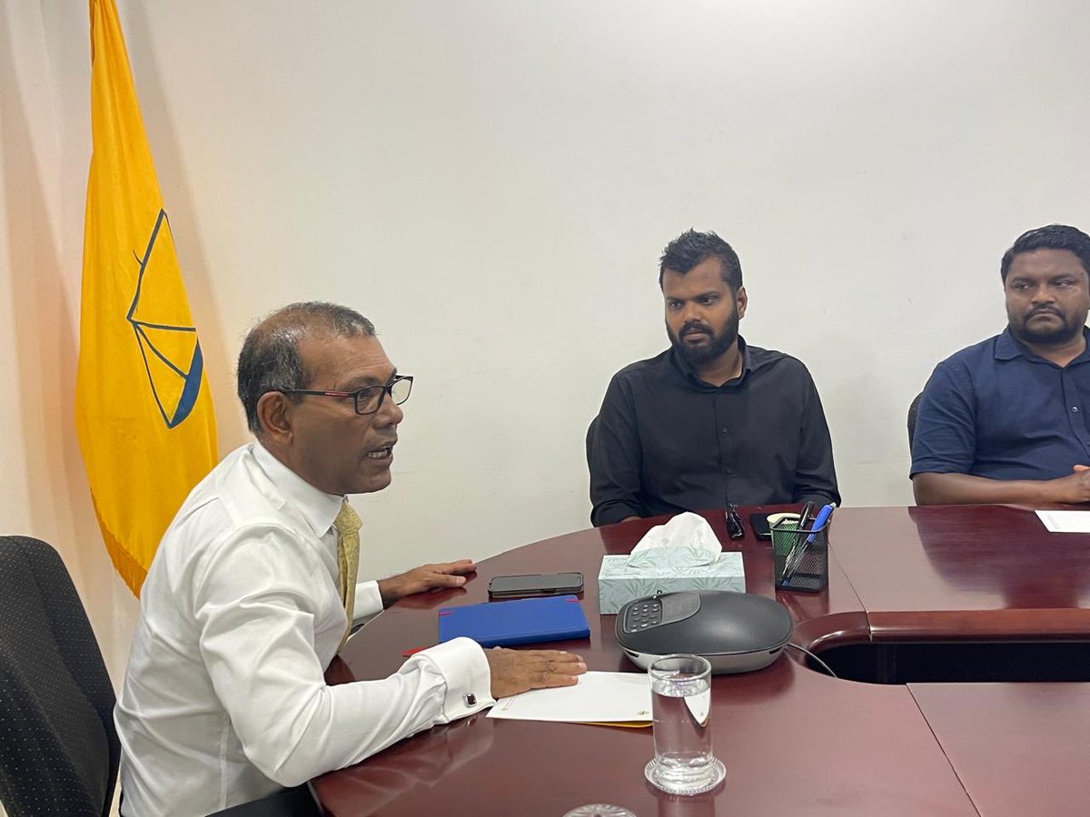 MDPSecretariat's tweet photo. އެމްޑީޕީގެ ޗެއަރޕާސަން ރައީސް @MohamedNasheed އެމްޑީޕީ މީޑިއާ ކޮމެޓީގެ މެންބަރުންނާއި ބައްދަލު ކުރައްވައިފި. https://t.co/ymTp572MgO