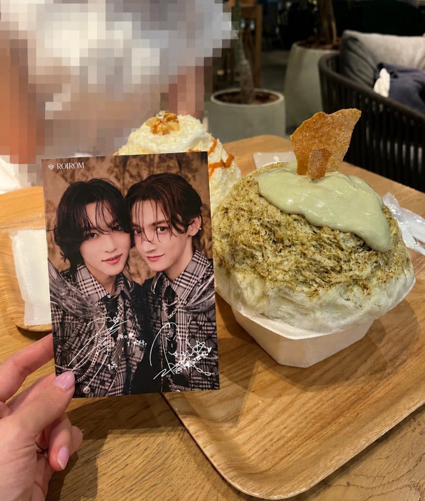 roirom_romrom's tweet photo. ロろに好きなアイスのフレーバーを聞いたので、お見送り帰りにひろむんの好きなピスタチオ味(かき氷だけど)見つけて食べずにいられなかった🫛散々飲んだ後、、
昨日はチョコ味のジャイアントコーン食べた🍫(ろい)
#ROIROMお見送りお渡し会 #ミッドタウン八重洲 https://t.co/dZWKp8nPTK