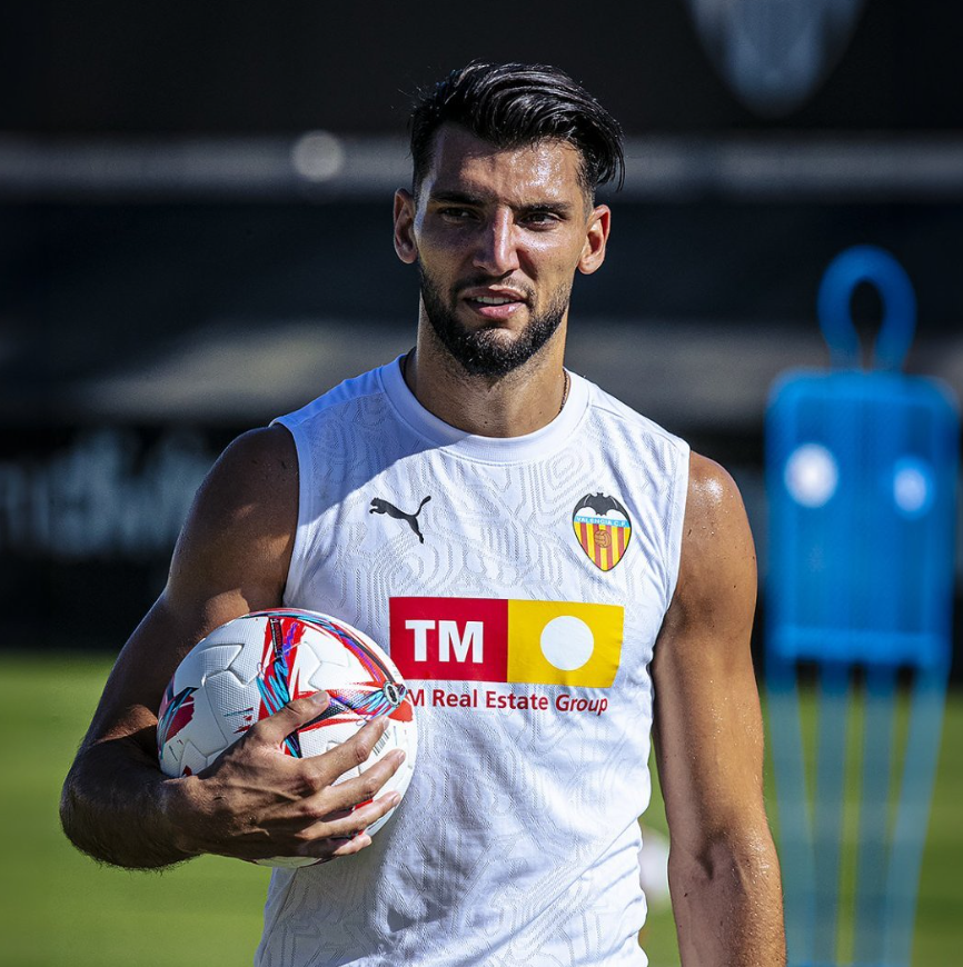 lnstantFoot's tweet photo. 🚨 𝗥𝗔𝗙𝗔 𝗠𝗜𝗥 𝗖𝗢𝗡𝗗𝗔𝗠𝗡𝗘́ 𝗣𝗢𝗨𝗥 𝗔𝗚𝗥𝗘𝗦𝗦𝗜𝗢𝗡 𝗦𝗘𝗫𝗨𝗘𝗟𝗟𝗘 𝗔𝗚𝗚𝗥𝗔𝗩𝗘́𝗘 ! 😶

Le footballeur espagnol a été condamné à 8 ans et demi de prison. ⚖️

Il écope également de :
▫️ 64 000 € d’amende
▫️ 13 ans d’interdiction d’approcher la victime
▫️ 8 ans d’interdiction d’exercer une activité liée aux mineurs ⚽️

(@eldiarioes)
