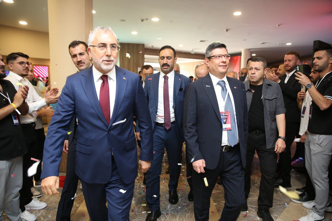 AltundagUysal's tweet photo. Sendikamızın gün geçtikçe gençleşen üye profili doğrultusunda büyük bir coşku ve vizyonla hayata geçirdiğimiz Genç İşçiler Büyük Kurultayımızın üçüncüsünü, bine yakın genç metal emekçisinin katılımıyla Ankara’da düzenledik. https://t.co/mmvhPXWXR9