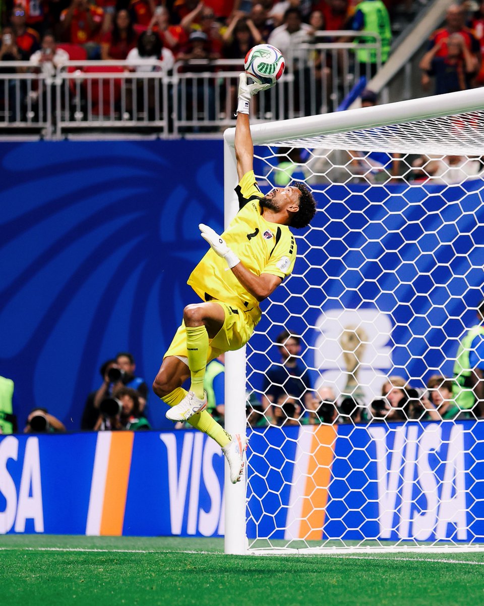 FootballDeva's tweet photo. 🇨🇻 Cape Verde's 40 year old goalkeeper Vozinha made 7 saves against Spain

#FIFAWorldCup #CaboVerde https://t.co/rBrlejA01K