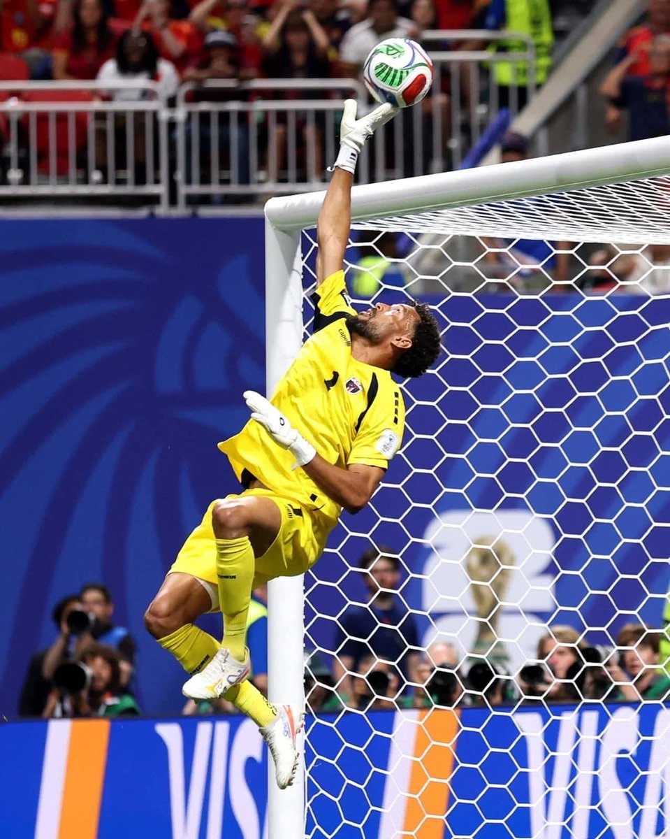 IsmailHelmy13's tweet photo. كاب فيردى " الرأس الأخضر " وحارسه صاحب الأربعون عاماً "  يفرضون التعادل السلبى على أبطال أوروبا المنتخب الاسباني " بنجومه ...  فى أول مشاركة لهم في تاريخ كأس العالم  .. ليثبتوا للجميع مقولتنا دائماً الكورة تعطى لمن يعطى لآخر ثانية فى عمر اللقاء ودائماً مع الأفعال وليس مع الأسماء https://t.co/yEFsR044IE