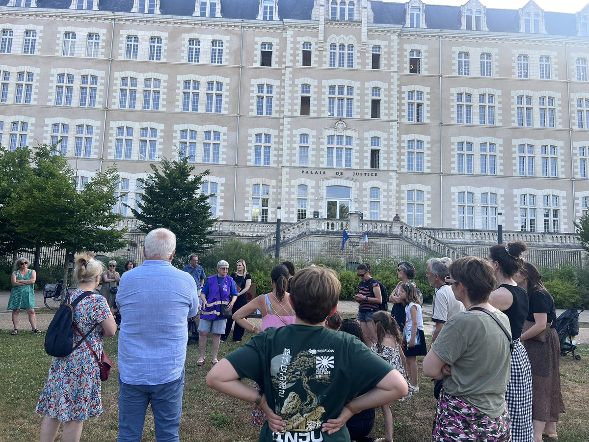 odile_TM's tweet photo. Rassemblement devant le tribunal de Poitiers 
Beaucoup de monde prêt à revenir tous les lundis soir à 19h

@lanouvellerep_ https://t.co/kUvgUOj8bO
