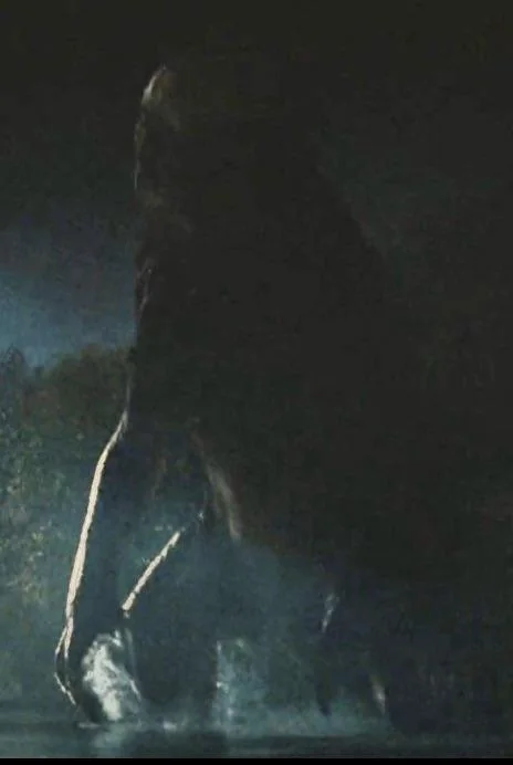 BigDummy05's tweet photo. really hope they gave this thing an animation where it stands up like it does in that one shot at the end of the movie, would be lowkey terrifying to go to check in on this thing in your park and it starts looking around like this https://t.co/sDlq1lPmI2