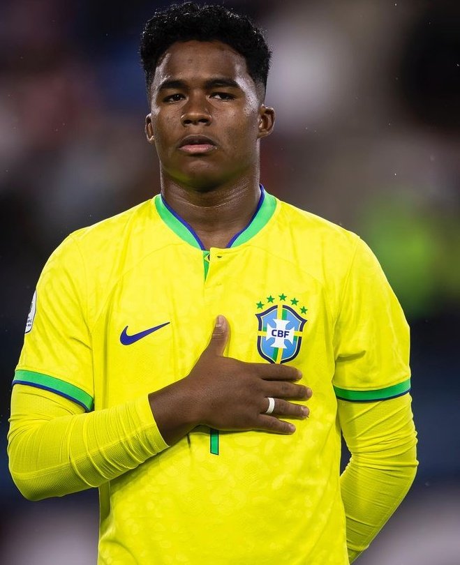 NJanfren's tweet photo. Espanha jogando mal na estreia, perdendo gols e sofrendo pra vencer.

O técnico espanhol? Colocou Lamine Yamal mesmo sem estar 100% porque sabe que ele faz a DIFERENÇA.

Já o Ancelotti, coloca o Endrick no fim da fila porque ele não cumpre "questões táticas".

É VERGONHOSO!! https://t.co/AZ5klw92hS