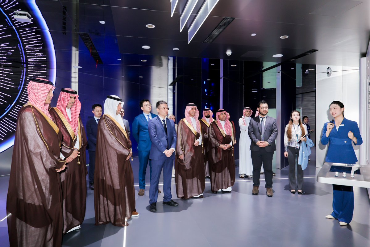 majedhogail's tweet photo. التقيت اليوم بقيادة شركة ByteDance لبحث فرص التعاون في مجالات الذكاء الاصطناعي وتجربة المستخدم والابتكار الرقمي. نعمل على تطوير منصاتنا الرقمية لتصبح أكثر ذكاءً وسهولة واستباقية، بما يعزز جودة الخدمات ويرتقي بتجربة المستفيد ويدعم مستهدفات التحول الرقمي في المملكة. https://t.co/hD0zHfyLVF