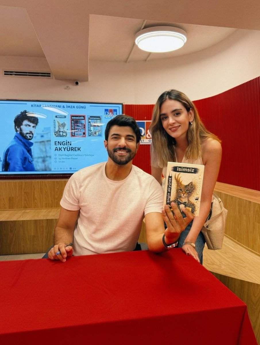 EnginAkyurekUY's tweet photo. #EnginAkyürek en la firma de #isimsiz ✍️
14 de junio en Estambul. 
#doğankitap https://t.co/yPa2SV0LUC