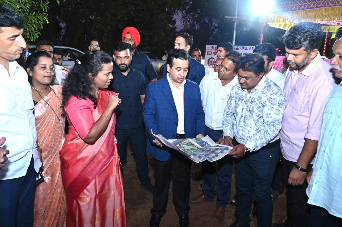 NiteshNRane's tweet photo. कसई-दोडामार्ग नगरपंचायत क्षेत्राच्या सर्वांगीण विकासाला गती देणाऱ्या विविध विकासकामांचा भूमिपूजन सोहळा आज पार पडला. याच कार्यक्रमात ‘वैशिष्ट्यपूर्ण योजना’ अंतर्गत नगरपंचायत हद्दीत उभारण्यात येणाऱ्या ‘नमो गार्डन’ या महत्त्वाकांक्षी प्रकल्पाचेही भूमिपूजन करण्यात आले.

नमो गार्डनमुळे नागरिकांना विरंगुळ्याचे, आरोग्यदायी वातावरणाचे आणि सामाजिक उपक्रमांसाठी आधुनिक सुविधा उपलब्ध होतील. तसेच कसई-दोडामार्ग नगरपंचायत क्षेत्राच्या विकासासाठी शासन कटिबद्ध असल्याचे सांगत नागरिकांना दर्जेदार नागरी सुविधा उपलब्ध करून देण्यासाठी विविध विकासकामे हाती घेण्यात येत असल्याचे स्पष्ट केले. सिंधुरत्न समृद्ध योजनेच्या माध्यमातून रस्ते, सार्वजनिक सुविधा, उद्याने, पर्यटनवृद्धीस चालना देणारे प्रकल्प आणि सौंदर्यीकरणाची कामे राबवून परिसराचा विकास अधिक गतिमान केला जाणार असल्याचे नमूद केले.

कार्यक्रमास जिल्हाधिकारी तृप्ती धोडमिसे, जिल्हा परिषद अध्यक्ष प्रमोद कामत, नगराध्यक्ष चेतन चव्हाण, उपनगराध्यक्ष देविदास गवस, नगरसेवक संतोष नानचे, नितीन माणेरीकर, सभापती पार्वती गवस, मुख्याधिकारी संकेत गायकवाड, शिक्षण व आरोग्य सभापती संजना म्हावळणकर यांच्यासह कसई-दोडामार्ग नगरपंचायतीचे सर्व नगरसेवक आणि नागरिक मोठ्या संख्येने उपस्थित होते.