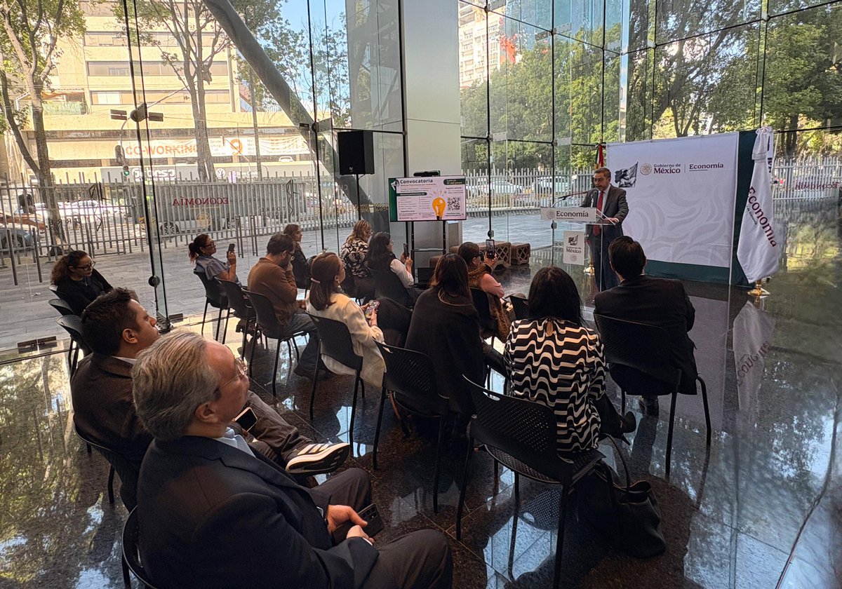 IMPI_Mexico's tweet photo. El #IMPI, como parte del Plan México, incorporará a su plantilla 500 plazas de examinadores para patentes y marcas. Esta medida permitirá agilizar procesos, reducir rezagos y brindar mayor certeza jurídica a quienes innovan en el país.

Durante conferencia de prensa realizada en la @SE_mx, el Director General del IMPI, @vidallerenas, destacó que esta incorporación fortalecerá significativamente la capacidad operativa del Instituto frente a la creciente demanda de registros de propiedad industrial.

📌 Convocatoria abierta hasta el 26 de junio en: https://t.co/7XvkGkcpf4