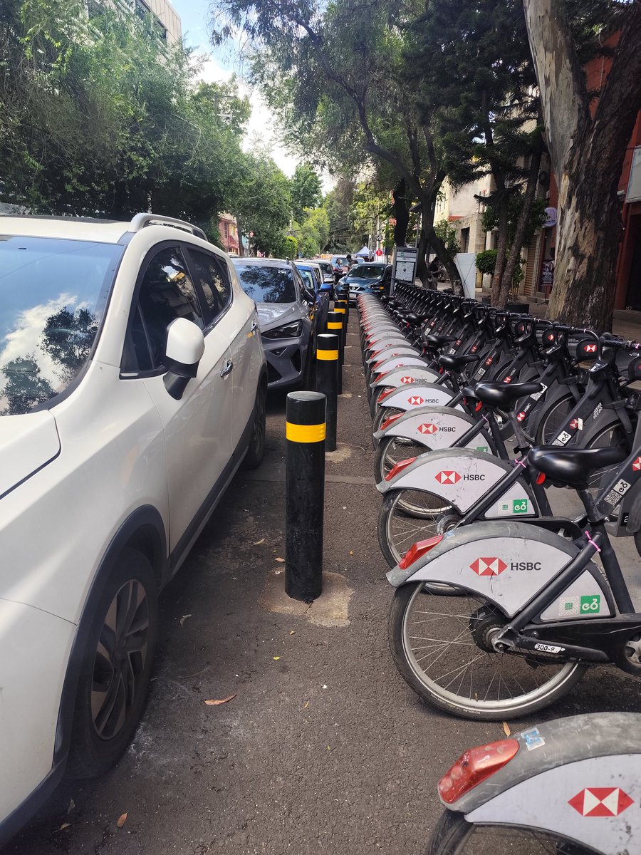 NegritOuz's tweet photo. Osea, están disponibles pero todas me marcan como no disponibles, pero si me hubiera permitido sacar una tampoco puedo porque les vale que los coches se estacionen ahí? 
Que hago entonces, rayo los autos?
Dr. Jiménez y Dr. La vista, Colonia Doctores
@ecobici @SSC_CDMX https://t.co/hRmyCg99yb