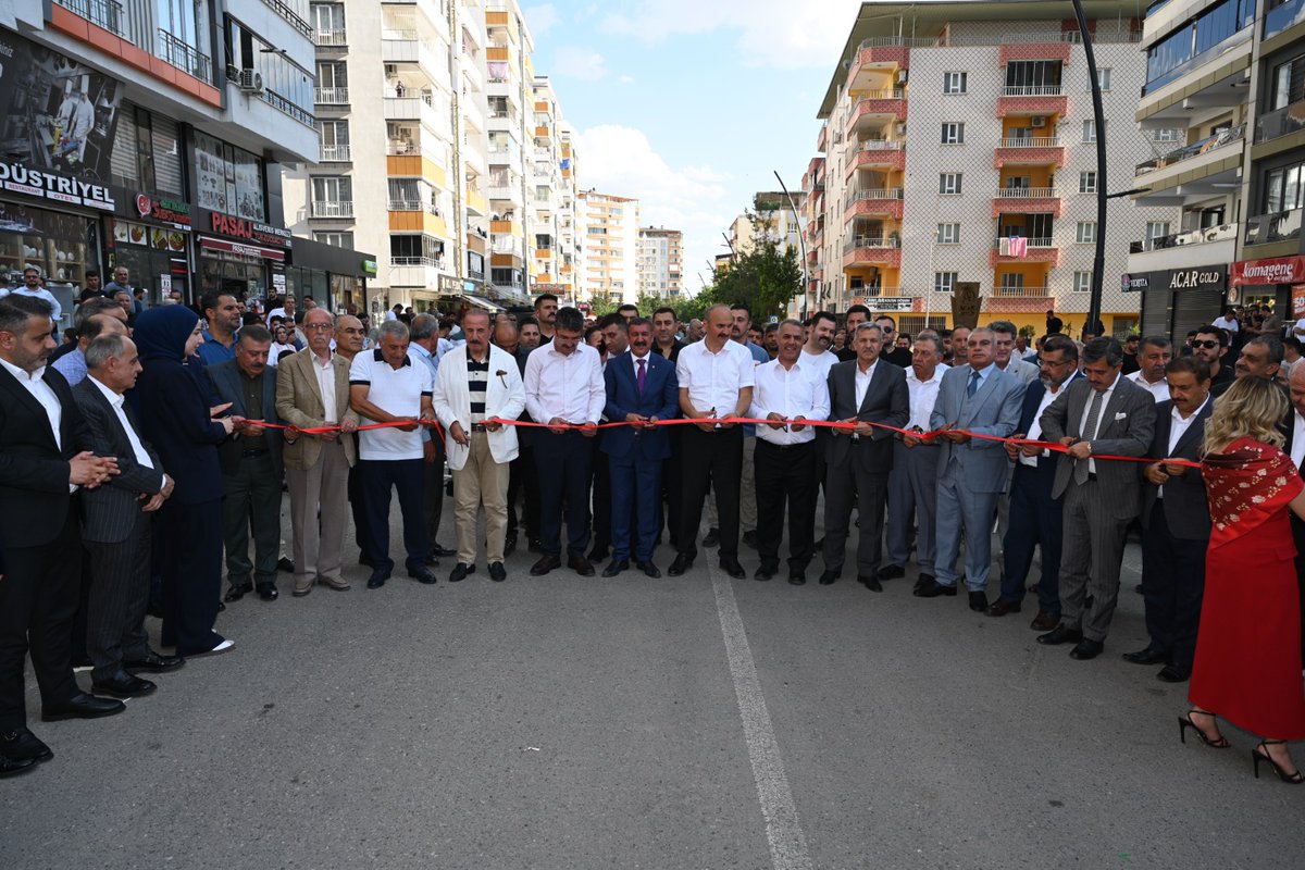 SansiHuseyin's tweet photo. 📍Bayam-Bir

Batman Yapı Müteahhitler Birliği’nin açılışını; Milletvekilimiz Sn. Ferhat Nasıroğlu, Valimiz Sn. Ekrem Canalp, iş dünyamız ve hemşehrilerimizle birlikte gerçekleştirdik.

▶️Şehrimizin büyümesine katkı sunacak her adımın yanındayız, destekçisiyiz.

Bayam-Bir'in şehrimize ve tüm müteahhitlerimize hayırlı olmasını dilerim.