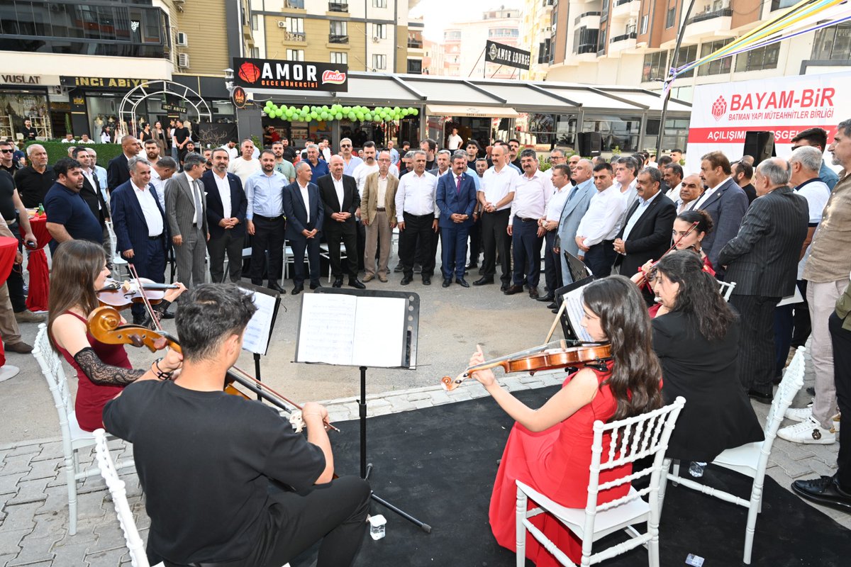 SansiHuseyin's tweet photo. 📍Bayam-Bir

Batman Yapı Müteahhitler Birliği’nin açılışını; Milletvekilimiz Sn. Ferhat Nasıroğlu, Valimiz Sn. Ekrem Canalp, iş dünyamız ve hemşehrilerimizle birlikte gerçekleştirdik.

▶️Şehrimizin büyümesine katkı sunacak her adımın yanındayız, destekçisiyiz.

Bayam-Bir'in şehrimize ve tüm müteahhitlerimize hayırlı olmasını dilerim.