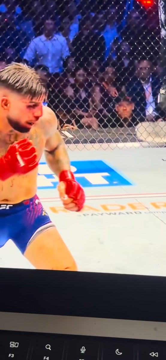 alex_thinking's tweet photo. Sigo pensando que ilia se estaba algo extraño, desde poner sobre la mesa el caso de que podia perder, el primer face off que se veia nervioso frente a justin, hasta ese nuevo peinado que llego a pelear, cambio su formula y le costó, su entrenamiento fuera de españa y su familia https://t.co/IPdwkJW2Sg