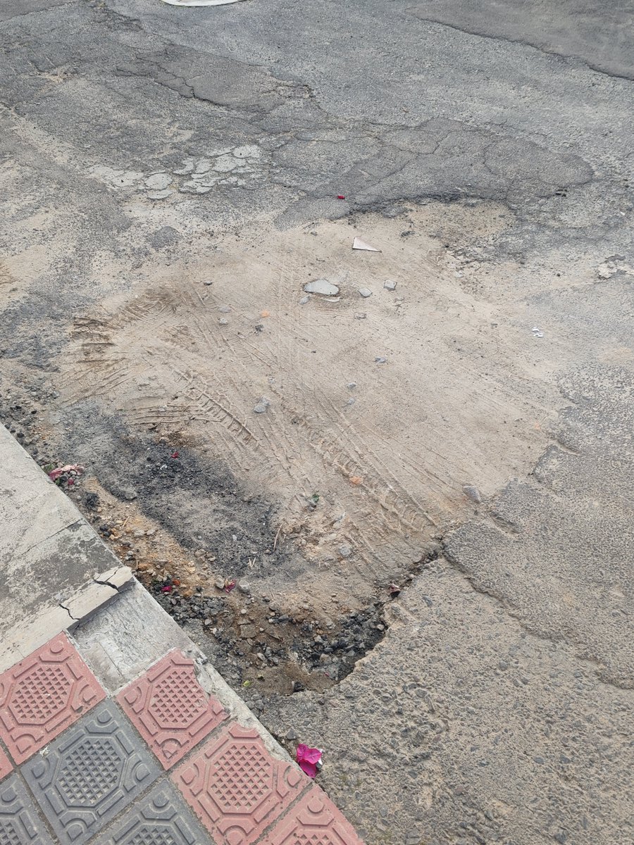 KMUS88's tweet photo. @ObrasQuito @pabelml @zonaeloyalfaro hace más de un mes vinieron a arreglar una fuga de agua en la calle Pilahuin, cdla México, dejaron rellenando el hueco con esa tierra que lo que hace es llenar de polvo las casas o salpicar lodo a las paredes, hagan bien su trabajo no a medias https://t.co/sNwKTjD5W7