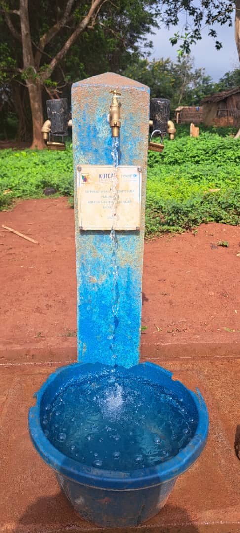 unicefcameroon's tweet photo. 💧 Before, a single sip of #water could make them sick. Not anymore. With funding from the Rep. of Korea (#ROK) & @koicacameroon , @unicefcameroon  has delivered a solar-powered water system in #Taparé (Batouri), transforming lives! 👇
🏥 Health: Direct water connection to the maternity ward, lab & care rooms.
🏫 Education: 6 water points serving the primary school & community.
☀️ Green tech: 10,000\L solar water tower (3m3/h borehole).
 Clean water means safe births, healthy children & a brighter future.🔄 Retweet to celebrate this vital partnership for #children!
#ForEveryChild #CleanWater #Cameroon