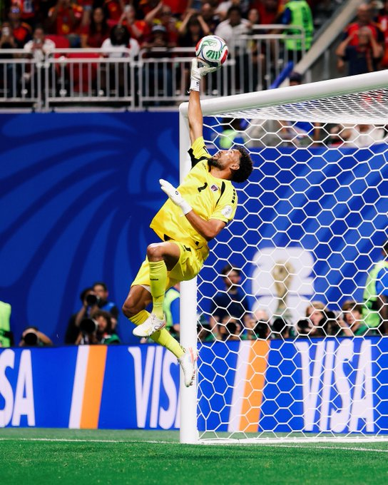 PrimeJuizo's tweet photo. It's over! Spain draws with Cape Verde.

🇪🇸Espanha 0 x 0 Cabo Verde🇨🇻

Performance in the game:

Cape Verde = 8/10          Spain = 5/10

Congratulations to the Cape Verdeans, this draw is a victory! Cape Verde is in the Round of 16!

Vozinha is the best goalkeeper in the World Cup so far.

Show your support in the comments, say We Are Cabo Verde

#FIFAWorldCup | #Vozinha | #CaboVerde | #TubarõesAzuis | #WeAreCaboVerde #Spain