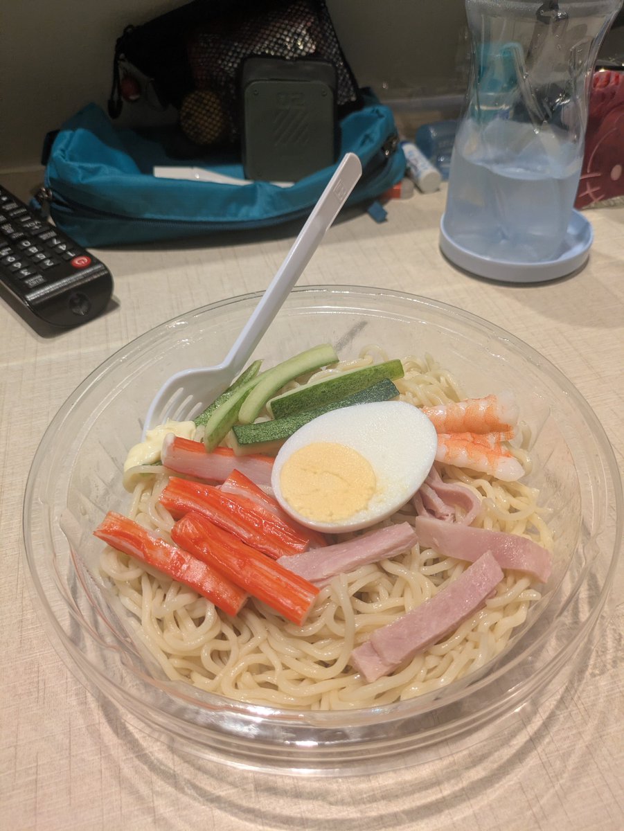 akiajitw's tweet photo. 昨日は夕方前からホテルのプールでちょっとゆっくりした後に、タイのセブンイレブンで新発売の"冷し中華"を頂きました。😋
※このクオリティで約300円はあり👌

その後ボスママの家に呼ばれて深夜まで宴会からのカード🃏🃏🃏
※ご法度ですからね(笑)
#パタヤ　#セブンイレブン　#冷し中華 https://t.co/Mbclxec2mk
