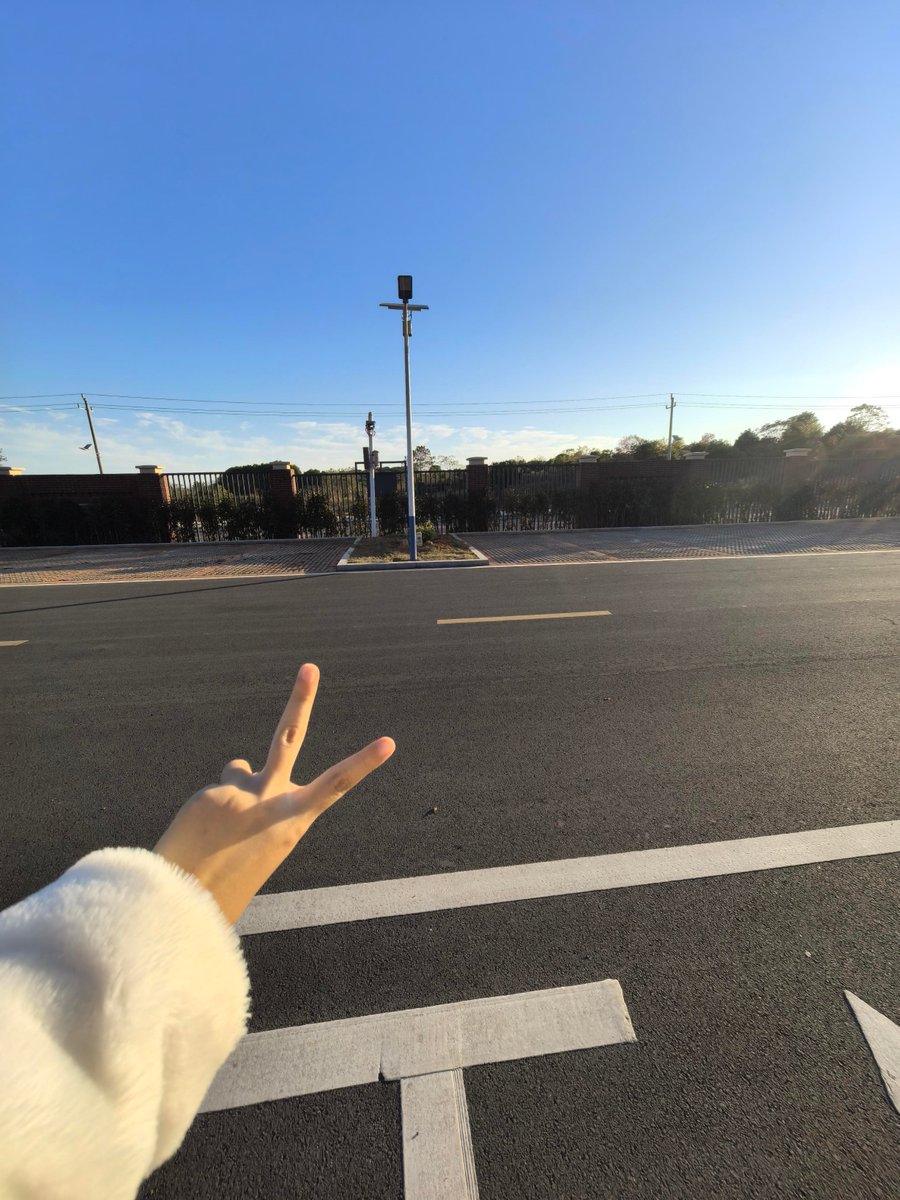 warunee36's tweet photo. Passed my driving test today! After 3 weeks of parallel parking fails and road rush panics, I finally nailed it.  So ready for open roads now!， https://t.co/pwT3Qh0FlO
