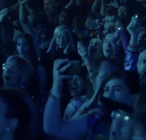 burneredits_'s tweet photo. the difference between louis and gabi watching lestat preform https://t.co/0EdZ4pYyLf