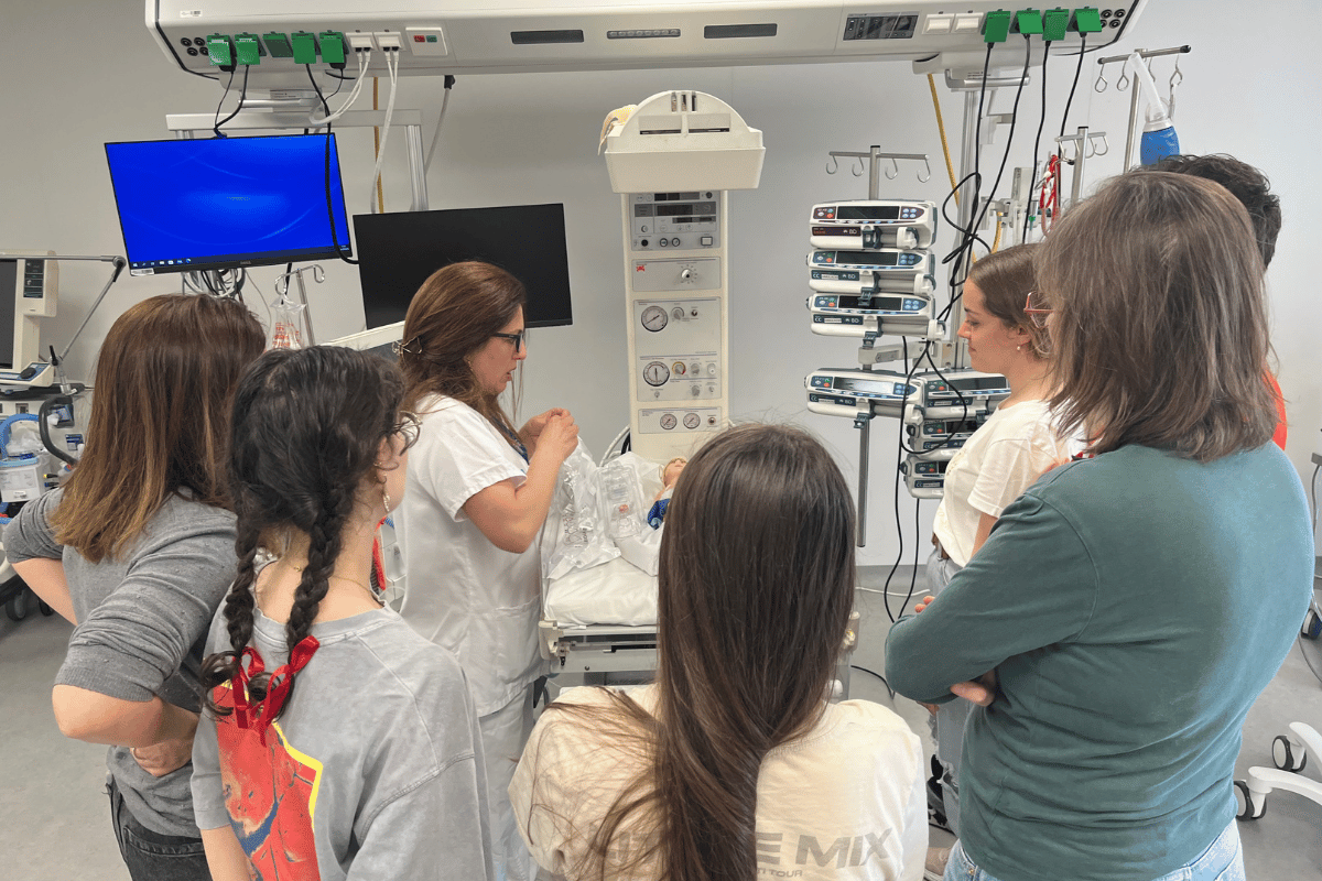 SimulacioVH's tweet photo. SIMRADAR es el currículum de simulación para #ResidentesVH.

Un conjunto de formaciones sobre simulación a lo largo de la residencia que garantizan inmersión progresiva y adaptada a las necesidades de cada especialidad.

ℹ️ https://t.co/5zuxxS1A6u https://t.co/cy96lzPS9E