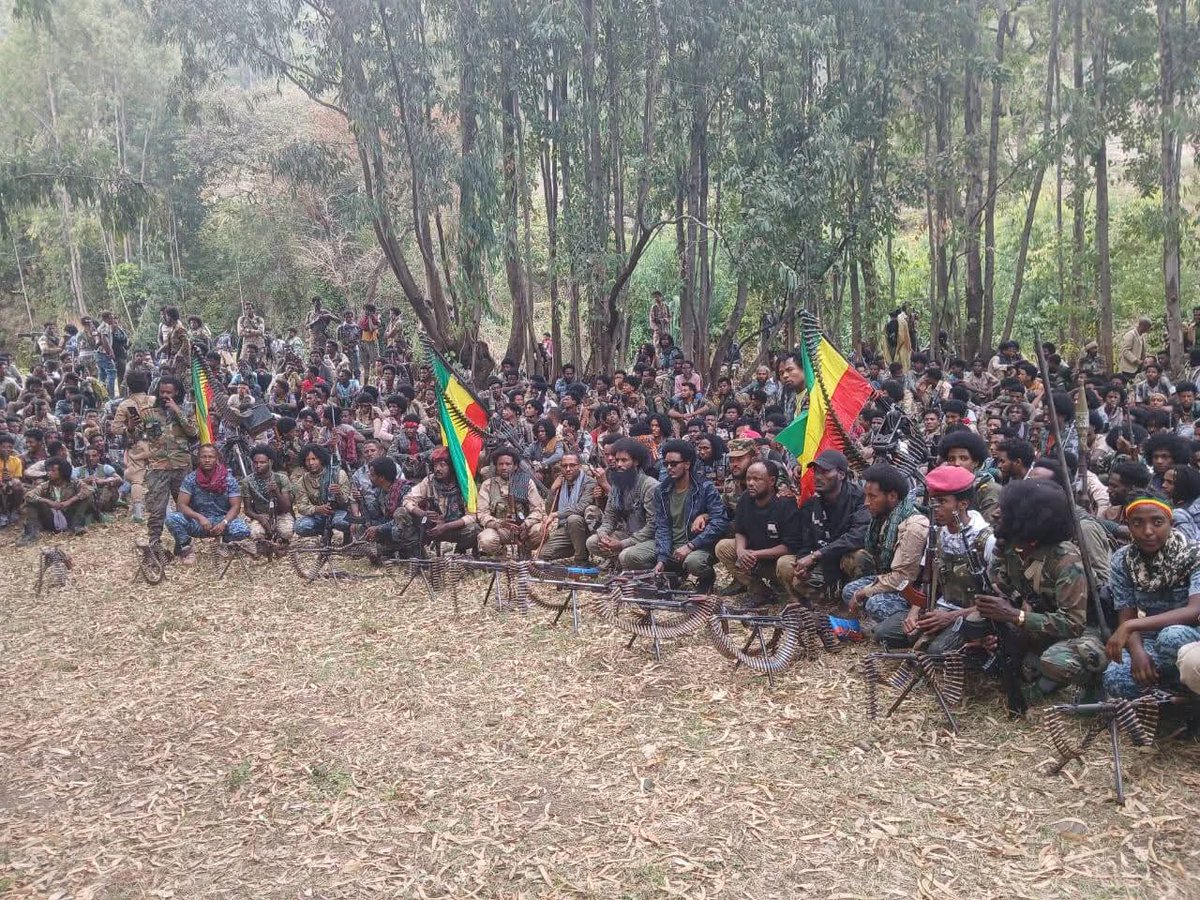 Geteriew1's tweet photo. #ሰበር_የድልዜና
🔶፡ መሀመድ ቢሆነኝ ኮር አስቴ ጎማ ተራራ ክ/ጦር በመኮይ ከተማ በሚገኙ የብልፅግና ኃይሎች ላይ መብረቃዊ ጥቃት አደረሰ 

ሰኔ 08 /10/ 2018 ዓ.ም።

✅በአፋብን ሸዋ ጠቅላይ ግዛት አሳምነው ዕዝ፣ በመሃመድ ቢሆነኝ ኮር ስር የሚንቀሳቀሰው ጀግናው የአስቴጎማ ተራራ ክፍለጦር፣ በይፋት አውራጃ አንፆኪያ ገምዛ ወረዳ መኮይ ከተማ መደበቂያቸውን ባደረጉ የብልፅግና የካድሬ፣ የሚሊሻ፣ የፖሊስና የኮማንዶ ስብስቦች ላይ የተቀናጀ መብረቃዊ ጥቃት ተፈፀመ።

ክፍለጦሩ በከተማዋ በሚገኘው ፖሊስ ጣቢያ ላይ ባደረገው የሚካናይዝድ ሞርተር ጥቃት፣ የፀረ-አማራው የብልፅግና ስብስብ አባላት የሆኑ 10 ታጣቂዎችን ድባቅ መምታት ችሏል። ከደረሰባቸው ከፍተኛ ጉዳት የተነሳም 4ቱ በአሁኑ ወቅት በደሴ ሪፈራል ሆስፒታል በጽኑ ሕክምና ላይ እንደሚገኙ ታውቋል።

የብልፅግና አስተዳደር ላለፉት ሦስት ዓመታት ወደ ወታደራዊ ካምፕነት ቀይሮት በነበረው በመኮይ ከተማ የሙያና ቴክኒክ ማሰልጠኛ ኮሌጅ ውስጥ መሽጎ በነበረው የልዩ ዘመቻ አየር ወለድ ኮማንዶ ሰራዊት ላይም ወታደራዊ  ኢላማውን በጠበቀ መልኩ የሞርተር መብረቃዊ ጥቃት ተፈጽሟል። በዚህ ጥቃት ቁጥራቸው በውል ያልታወቁ በርካታ የአገዛዙ ታጣቂዎች ላይ ከፍተኛ የአካልና የቁሳቁስ ጉዳት መድረሱ ተረጋግጧል።

"ክብር ለትግሉ ሰማዕታት!"🚀
ህልውናችን በተባበረ ክንዳችን!
የአፋብን ሸዋ ጠቅላይ ግዛት አሳምነው ዕዝ ህዝብ ግንኙነት መምሪያ
      ሰኔ 08/10/2018 ዓ.ም