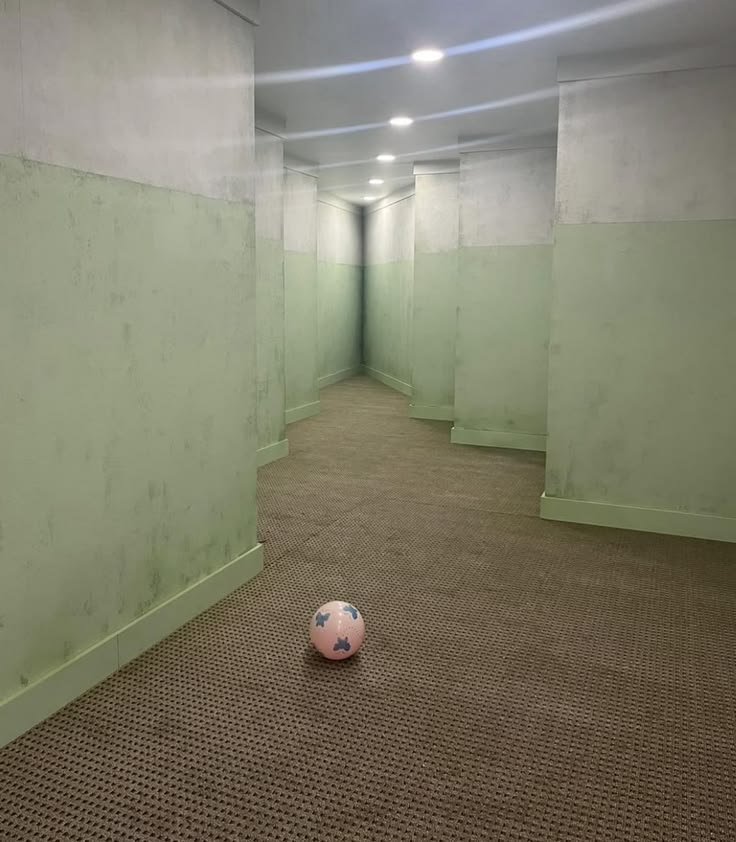 restiaurants's tweet photo. tlg bedain liminal sama nostalgia krn tone foto di atas screams nostalgic, not even close to liminal. liminal should give you weird vibes yg bikin lu mikir "it shouldn't be there" dan itu cm sekolah biasa https://t.co/M3vPkJ8Hld