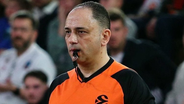 levo0707's tweet photo. Beşiktaş taraftarı daha besteye başlamadan elini havaya kaldırıp hızlı adımlarla masaya gidip anons yaptıran Emin efendi neyden korkuyorsun da duymuyorsun küfürleri?? Yoksa içinden eşlik mi ediyorsun bestelere?? Utanmaz insan yazıklar olsun sana. https://t.co/JuqOThakqz