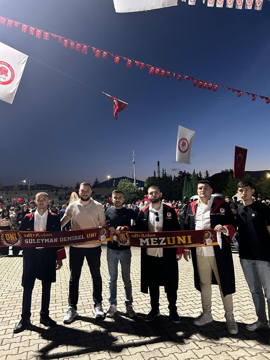 uAUNISDU's tweet photo. Üniversiteden mezun olabilirsin ama @ultraslanuni den asla !

Grubumuzun önceki dönem temsilcisi, canımız, ciğerimiz, ağabeyimiz Rıdvan Cihan Türkmen mezun olmuştur. 

verdiği hizmetler için teşekkür eder yeni hayatında başarılar dileriz . #ultrAslanUNI #uAUNISDU https://t.co/dK88Pa0Se4