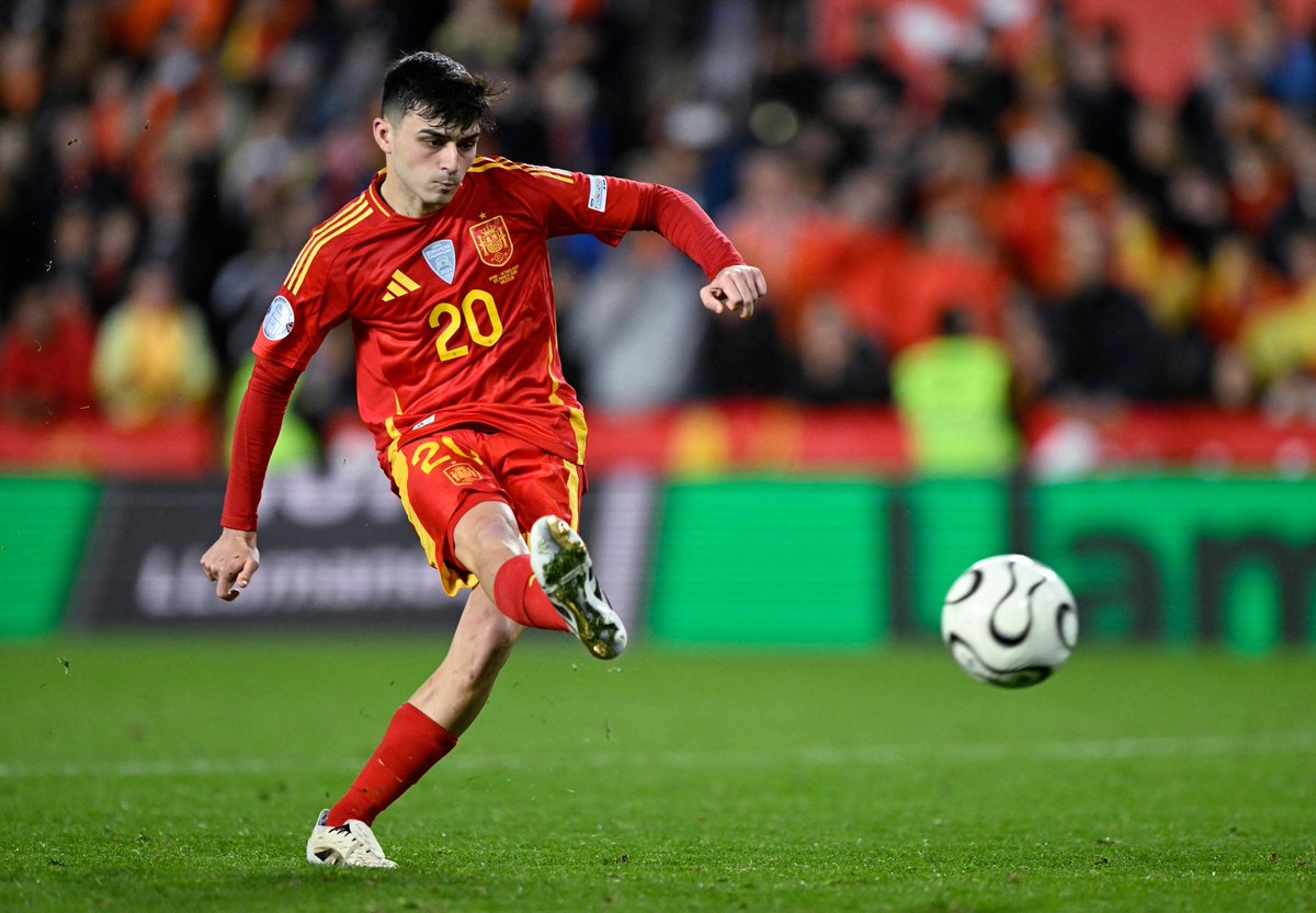 Ruxiiii4's tweet photo. Spain’s long-range shooting problem is becoming increasingly obvious.

Against low blocks, having players who can consistently threaten from distance is a huge weapon. Yet many of Spain’s attacking midfielders excel in almost every aspect of the game but tend to strike the ball with the inside of the foot, prioritising placement over power and unpredictability.

Previous generations had specialists like Xabi Alonso or Frank Lampard who could punish compact defences from 20-30 metres. Those shots forced opponents to step out, creating new spaces to exploit.

Modern football has improved many things, but one technical skill seems to have been neglected: long-range shooting. Ironically, it’s something old-school football valued far more.