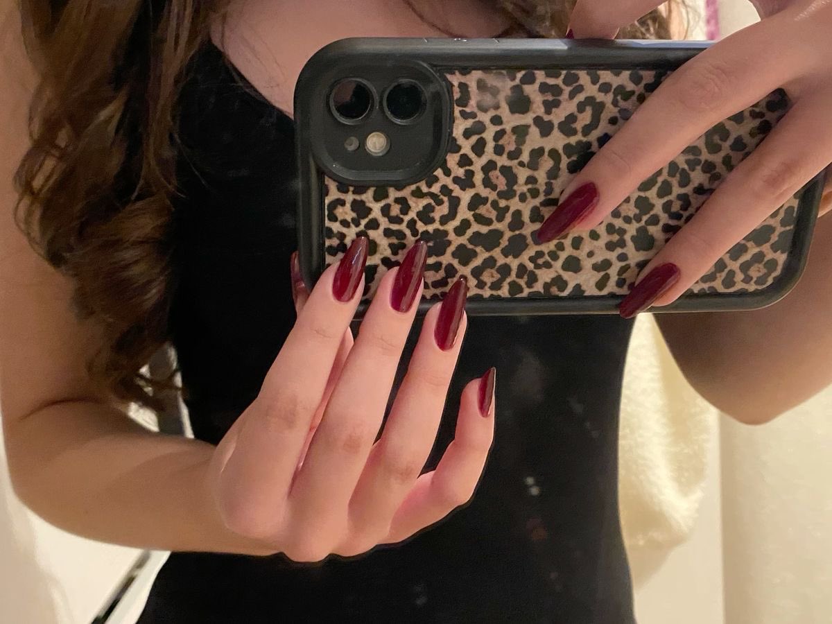 Diorgirlx's tweet photo. red nails https://t.co/oIWWmfPSzb