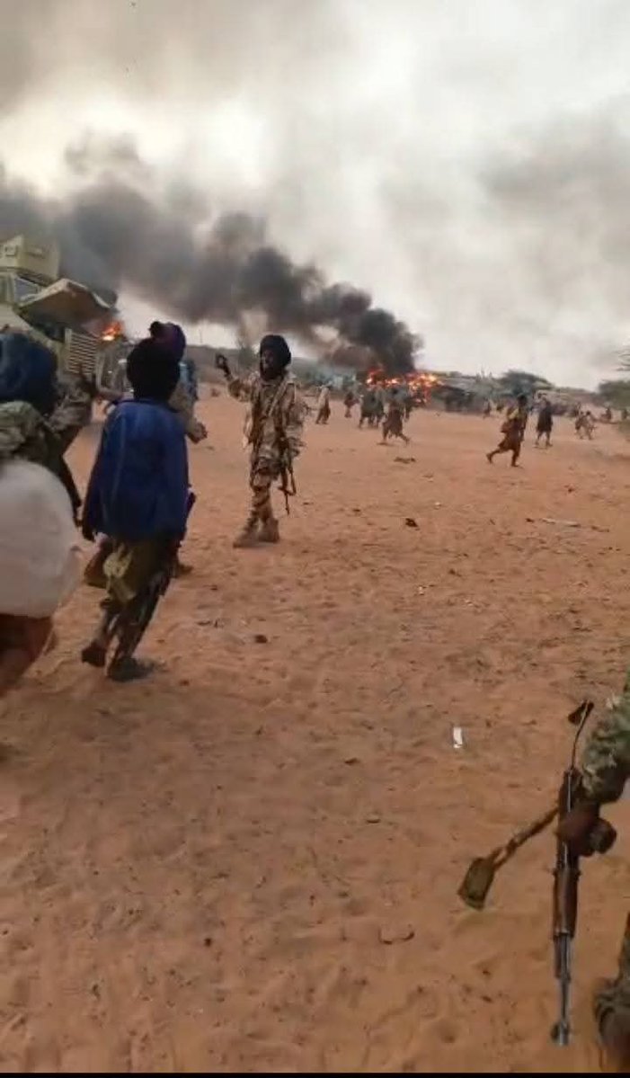 AkpaBenoit's tweet photo. 🇲🇱🇧🇫 Victimes hier, combattants aujourd'hui ?
Des enfants , survivants des massacres de Solenzo 🇧🇫 et de Moura 🇲🇱, seraient parmis les combattants du JNIM, d'anciennes victimes seraient désormais enrôlées dans le conflit. 😔
#Mali 🇲🇱 #BurkinaFaso 🇧🇫 #Sahel #JNIM #Paix #Sécurité https://t.co/8zTdjNJ6lG