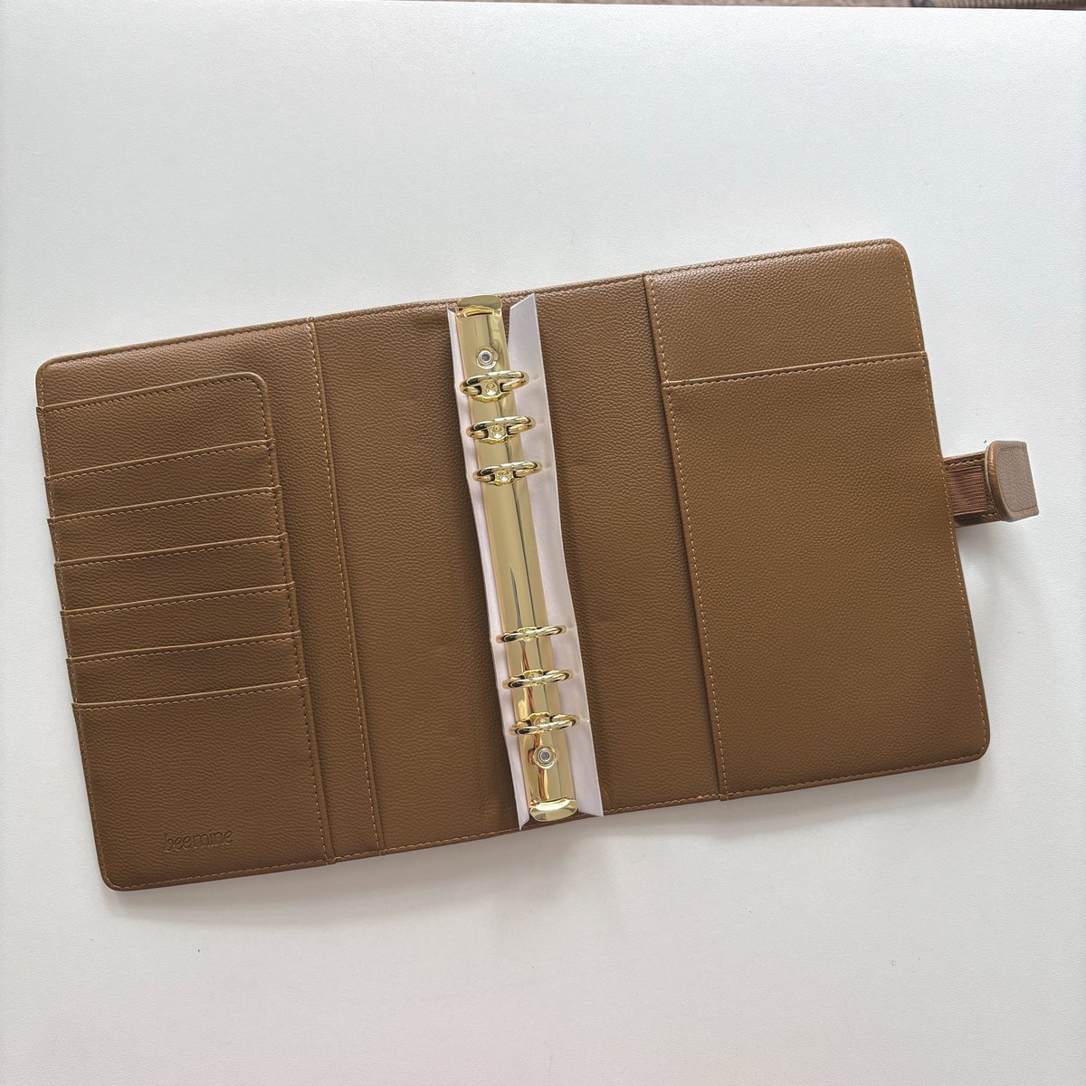 imkookbaring's tweet photo. VENDA/VENDO 
binder A5 cinnamon - capa reforçada e com argolas douradas maiores (28mm). Possui pequena pintinha na capa

R$70 + frete, envio de SP https://t.co/pgM9HeqMZc