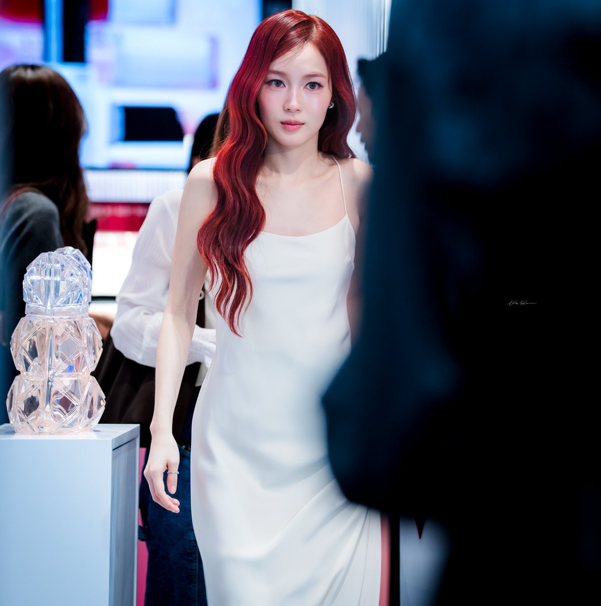TWO_PopCorn's tweet photo. 😳😳

LUMIERE EMBRACES LOVE 
#isseymiyakeparfumsxloverrukk 
#isseymiyakeparfums 
#lumieredissey 
#loverrukk https://t.co/Aa6GiahYeJ