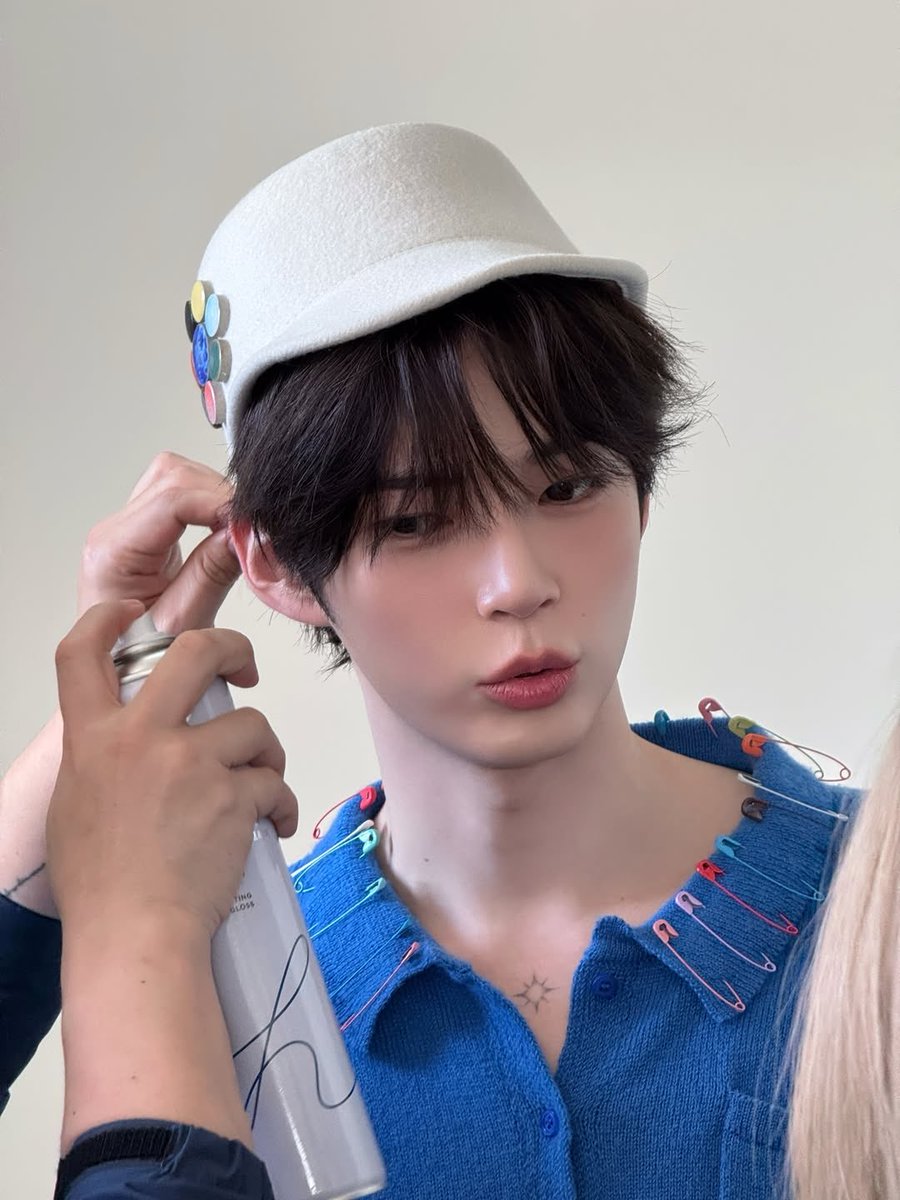 shbpics's tweet photo. “stop babying your bias it’s a grown man”

the bias: https://t.co/vG0cF8irxw