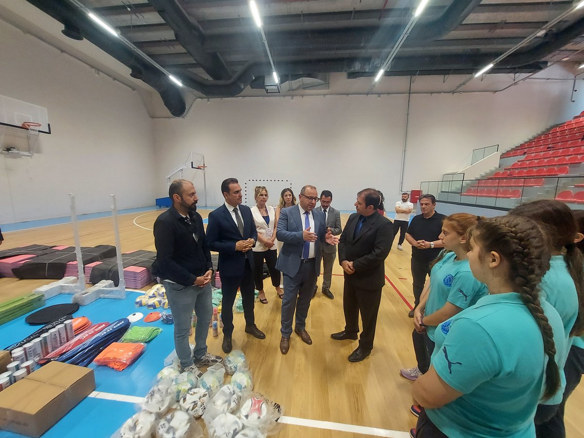 esenyurtmem's tweet photo. ⚽  Spor Şehri İstanbul projesi kapsamında gönderilen yeni spor malzemelerinin bir bölümünün dağıtımı Kaymakamımız Sayın Fatih Çobanoğlu ve İlçe Millî Eğitim Müdürümüz Tayfun Özyolcu tarafından Recep Tayyip Erdoğan Esenyurt Eğitim Külliyemizde gerçekleştirdi.

Gençlerimizin spora erişimini artıracak ve sportif gelişimlerine katkı sağlayacak bu anlamlı projede emeği bulunan Valiliğimize ve tüm paydaşlarımıza teşekkür ediyor, tüm okullarımıza dağıtılan malzemelerin öğrencilerimize hayırlı olmasını diliyoruz.

@tcmeb @Yusuf__Tekin @TC_istanbul @gul_davut @tcesenyurt @CobanogluF @istanbulilmem @MucahitYentur @TayfunOzyolcu