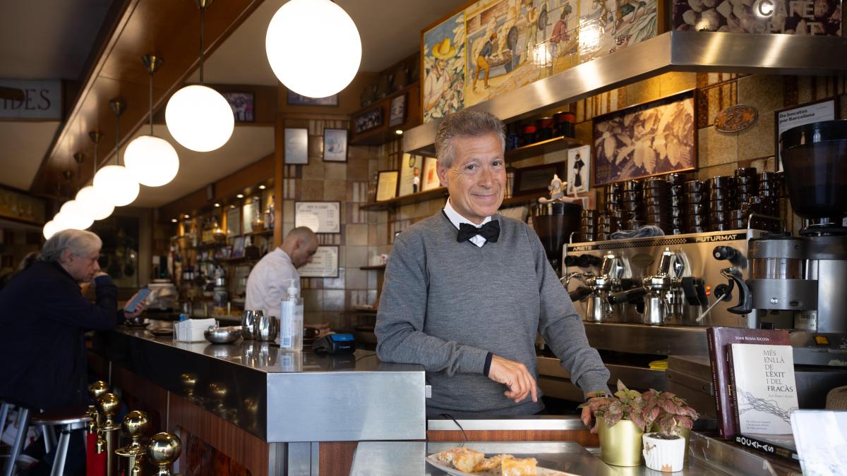 joanRvallve's tweet photo. El Café Dole és un establiment històric de Sarrià. Acava de fer 52 anys. Fa uns dies una parella d'agents de la @GUBBarcelona van entrar amb molta mala educació mentre jo estava fent un café i van escridassar l'amo, el Leandre. @jmartigalbis @titonlailla @mroyoespinet https://t.co/kgxVvLf4KE