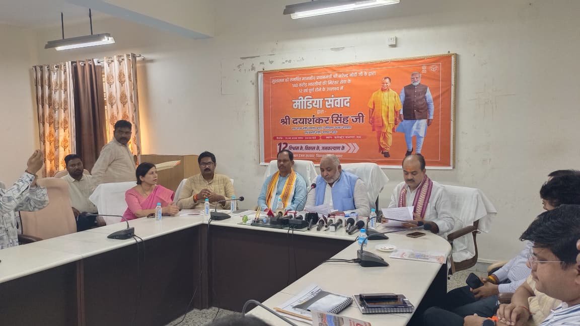 airnews_lucknow's tweet photo. #मऊ के प्रभारी मंत्री दया शंकर सिंह ने एनडीए सरकार के 12 वर्ष पूर्ण होने पर कहा कि प्रधानमंत्री नरेंद्र मोदी के नेतृत्व मे वर्ष 2014 से प्रारम्भ हुई विकास यात्रा केवल शासन परिवर्तन नहीं, बल्कि कार्यसंस्कृति, विकास की सोच और जनसेवा के दृष्टिकोण में व्यापक बदलाव का प्रतीक है https://t.co/Spe20T2N9W