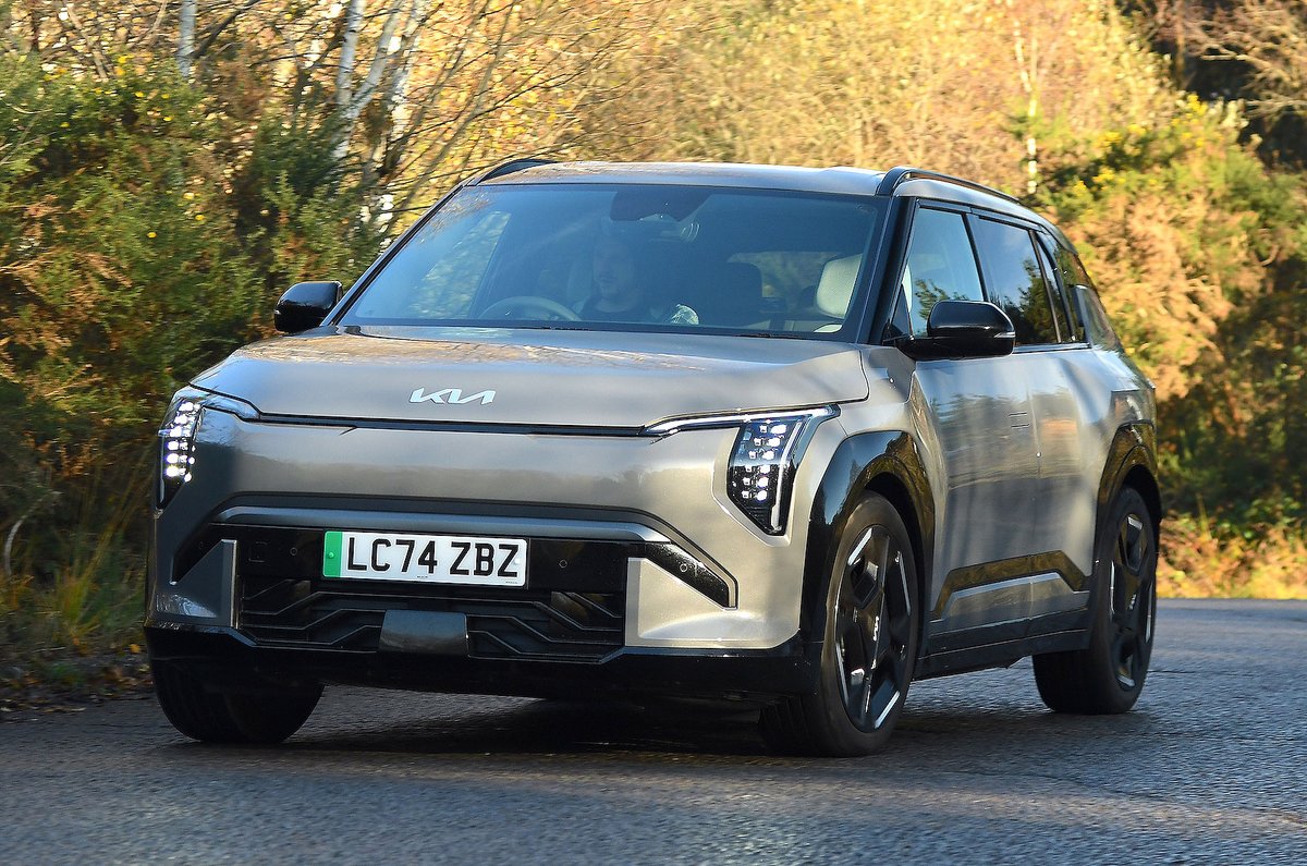 whatcar's tweet photo. With used prices now dropping below £24,000, the Kia EV3 is already great value on the used market. You get a good range and cutting-edge tech for the money, but is it a better buy than a Volvo EX30? 🤔

Find out in our full used review: https://t.co/9e3cX1kwwA https://t.co/pvqHuO875F