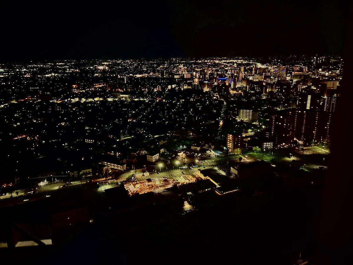 barbaloi's tweet photo. 無事に帰り着きました〜新潟ありがとう！！
曲数が多いのもだし色んな思いが詰まった選曲なのを感じて身も心もハードなセトリだっただろうなと察しました🥺
初めての土地でこれだけのライブができたら絶対初めて観た人の心も掴めるはずだしそういう意味では今後の展開まで楽しみになりました。初新潟、大成功だと思います！

前日のオールナイトも楽しかったし、観光らしい観光はあんまできなかったけど1部と2部の間でアニメイトまで走れたし、久しぶりの新潟いっぱい楽しめました☺️
弊TLではあまり見なかった新潟の夜景とイルミネーションをどうぞ(っᐛ )╮ =͟͟͞͞🏙
