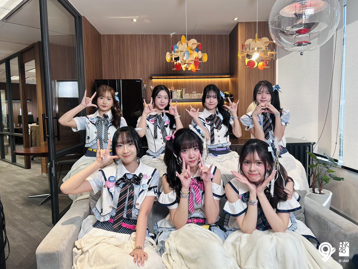 bnk48official's tweet photo. [🦄🎀] #PonytailtoShushuTH

ขอขอบคุณพี่ ๆ สื่อมวลชนที่ให้การสนับสนุนการเดินสายโปรโมทเพลงหลักอัลบั้มที่ 6 “Ponytail to Shushu” ในวันนี้ด้วยนะคะ

MV OUT NOW!
https://t.co/b2Me55gMko

#ポニーテールとシュシュ
#BNK486thALBUM
#BNK48 https://t.co/xQBHITKzPB