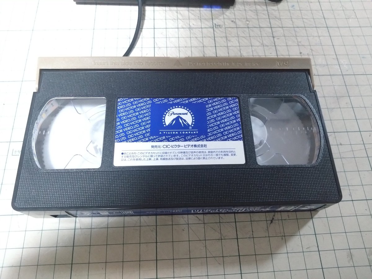 ys1992's tweet photo. VHSの中にLED仕込んでライトにしました
（テープはカビだらけなので処分）

＃VHS https://t.co/MaivSEEQ48